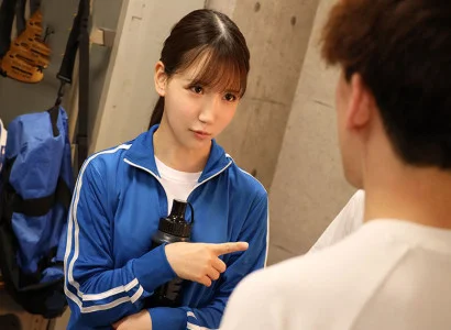 các cầu thủ nghiệp dư trong câu lạc bộ bóng đá quan hệ qua đường miệng và âm đạo với cô gái xinh