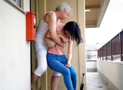Cô dâu trẻ bị bố chồng già hãm hiếp