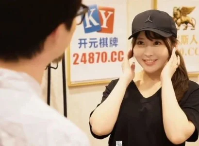 Cô nhân viên giao hàng dễ tính và vui vẻ