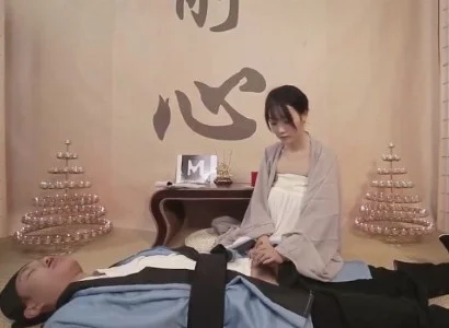 Nữ tu xinh đẹp băng bó cho vị đạo sĩ bị thương